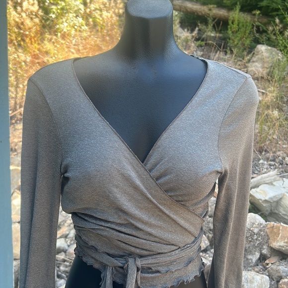 Micheal Star NWOT wrap tie shirt with stretch & long bell sleeves Boho sz XS/S - Picture 2 of 10